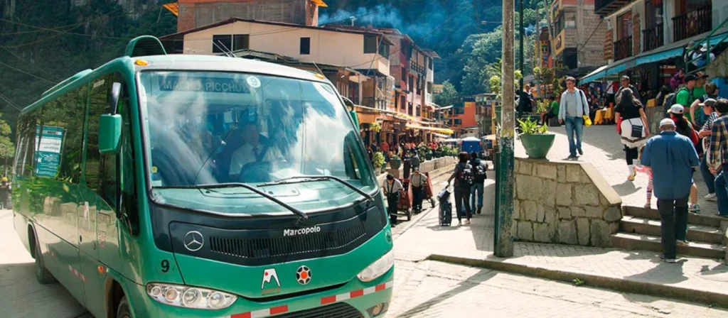 bus en pueblo de aguas calientes bus en pueblo de aguas calientes