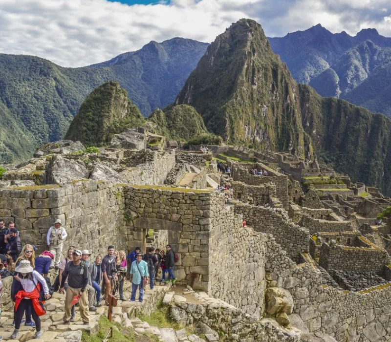 gran grupo de turistas entrando a machu picchu gran grupo de turistas entrando a machu picchu