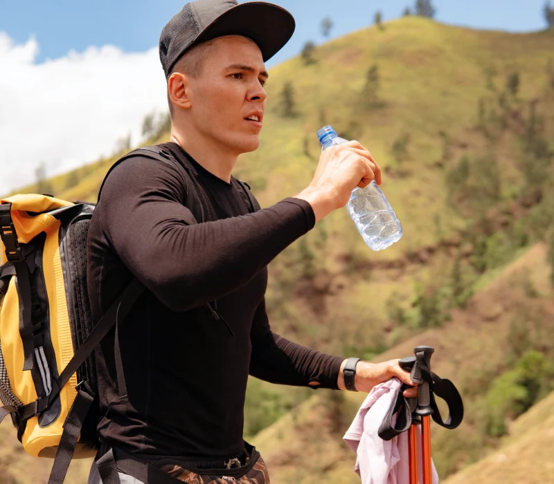 hombre bebiendo agua en montana hombre bebiendo agua en montana