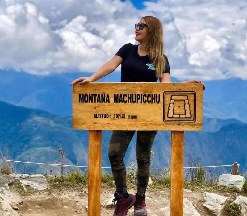 letrero y turista machu picchu letrero y turista machu picchu