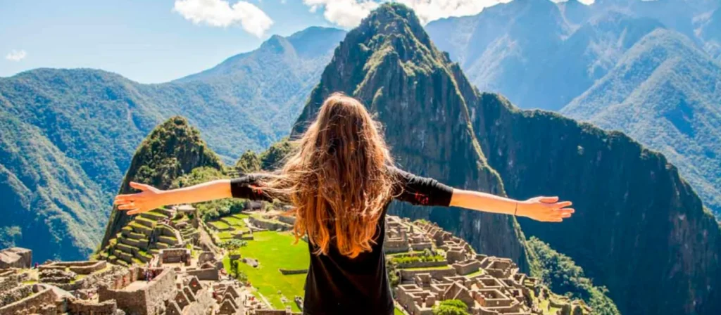 mujer extendiendo brazos en machu picchu mujer extendiendo brazos en machu picchu
