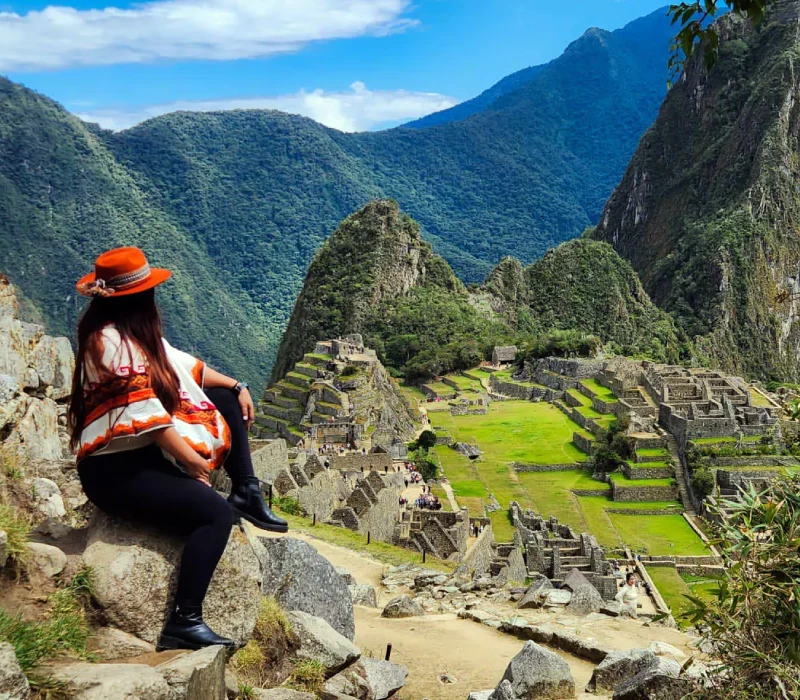 mujer mirando sentada machu picchu mujer mirando sentada machu picchu