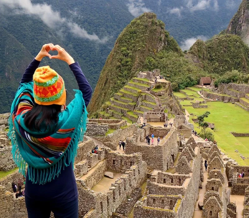turista admirando ciudadela machu picchu turista admirando ciudadela machu picchu