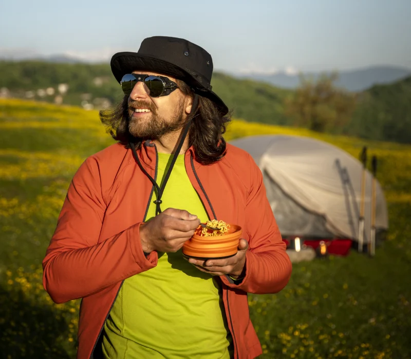 turista comiendo en campamento turista comiendo en campamento