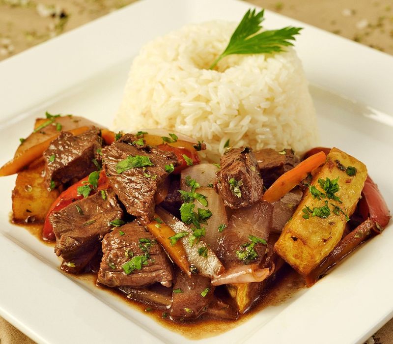 Plato de lomo saltado